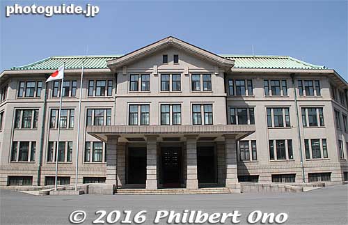 Pass by the Imperial Household Agency. They control the lives of the Imperial Family.
Keywords: tokyo chiyoda-ku imperial palace inui-dori