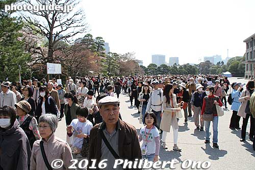 More info in Japanese: [url=http://www.kunaicho.go.jp/event/inui.html]http://www.kunaicho.go.jp/event/inui.html[/url]
Keywords: tokyo chiyoda-ku imperial palace inui-dori