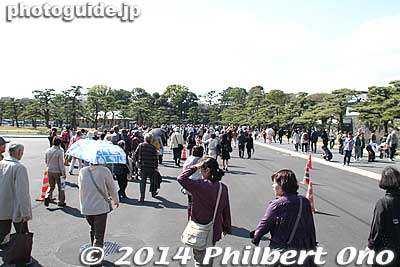 For the first time, they allowed the public to enter the Imperial Palace to view cherry blossoms along a short path called Inui-dori during April 4-8, 2014.
Keywords: tokyo chiyoda-ku imperial palace kokyo