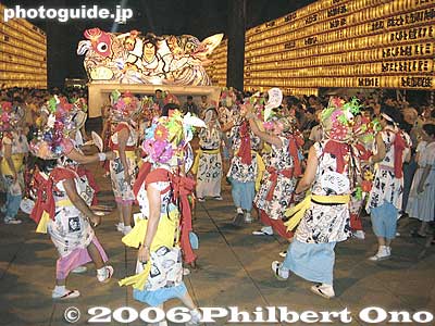 After the mikoshi, the Nebuta float and haneto dancers make an appearance.
Keywords: tokyo chiyoda-ku yasukuni shrine jinja mitama matsuri festival obon lantern