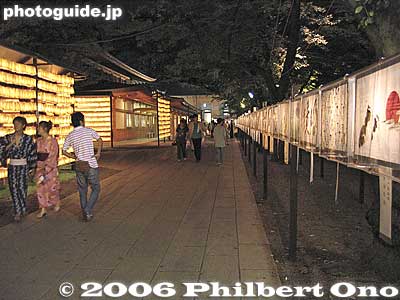 Path to the Yushukan war museum.
Keywords: tokyo chiyoda-ku yasukuni shrine jinja mitama matsuri festival obon lantern