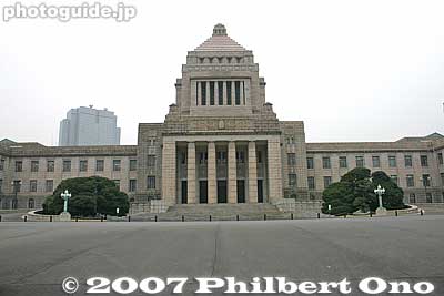 The Central Tower is 9 stories high. Below it is the Central Entrance whose bronze doors are opened only for the Emperor of Japan, State Guests, and new Diet members on the first day of a Diet session.
Keywords: tokyo chiyoda-ku national diet capital kokkai gijido government politics nagatacho nagata-cho