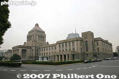 Side view of the House of Councillors (Sangi-in).
Keywords: tokyo chiyoda-ku national diet capital kokkai gijido government politics nagatacho nagata-cho