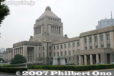 The National Diet is Japan's political and legislative center. The capital of Japan. Free 60-min. tours (in Japanese only) are conducted every hour every day when the Diet is not in session.
You can see the House of Councillors (Sangiin), the central tower, and the Emperor's Room.
Keywords: tokyo chiyoda-ku national diet capital kokkai gijido government politics nagatacho nagata-cho