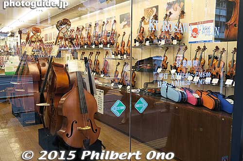 Cello and violins at Ochanomizu.
Keywords: tokyo chiyoda ochanomizu
