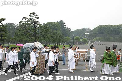 For a procession this large and grand, the crowd of spectators was extremely sparse. Good for photographers like me, but it was strange.
Keywords: tokyo chiyoda-ku hie jinja shrine sanno matsuri festival procession imperial palace