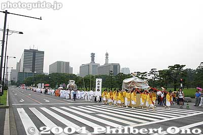 The original procession included many high floats. However, due to overhead power lines and overpasses, such floats cannot be included.
Keywords: tokyo chiyoda-ku hie jinja shrine sanno matsuri festival procession imperial palace