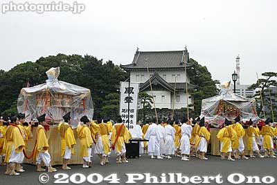The procession passes by Tatsumi Turret as it leaves the Imperial Palace.
Keywords: tokyo chiyoda-ku hie jinja shrine sanno matsuri6 festival procession imperial palace
