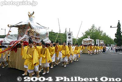 All the auto traffic and urban noise robbed the dignity of the solemn procession.
Keywords: tokyo chiyoda-ku hie jinja shrine sanno matsuri festival procession imperial palace