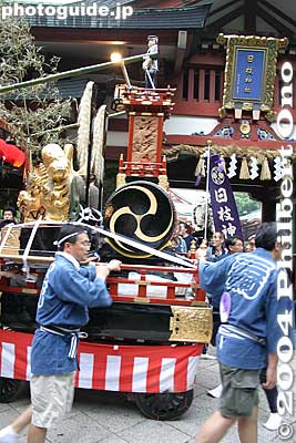 On the next day on June 12, 2004, was Miya-iri or portable shrines entering Hie Shrine. Led by this cart of festival musicians. 山王まつり宮入り
Keywords: tokyo chiyoda-ku hie jinja shrine sanno matsuri festival procession