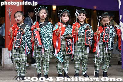 Children dressed as tekomai, Sanno Festival.
Keywords: tokyo chiyoda-ku hie jinja shrine sanno matsuri festival tekomai children japanchild
