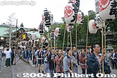 Parish members reach the shrine.
Keywords: tokyo chiyoda-ku hie jinja shrine sanno matsuri festival procession
