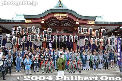 Parish members wait for the portable shrines to arrive. The paper lanterns are written with the names of the parish.
Keywords: tokyo chiyoda-ku hie jinja shrine sanno matsuri6 festival