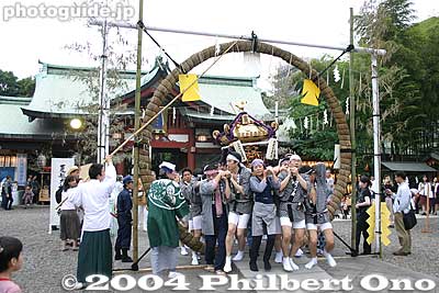 They pass through the ring.
Keywords: tokyo chiyoda-ku hie jinja shrine sanno matsuri festival mikoshi portable shrine