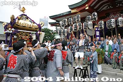 In front of the shrine, the priest blesses the mikoshi portable shrine.
Keywords: tokyo chiyoda-ku hie jinja shrine sanno matsuri festival mikoshi portable shrine