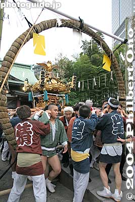 The portable shrines came one after another.
Keywords: tokyo chiyoda-ku hie jinja shrine sanno matsuri festival mikoshi portable shrine