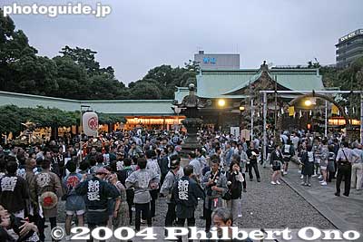 People linger in the shrine after all the mikoshi had arrived.
Keywords: tokyo chiyoda-ku hie jinja shrine sanno matsuri festival