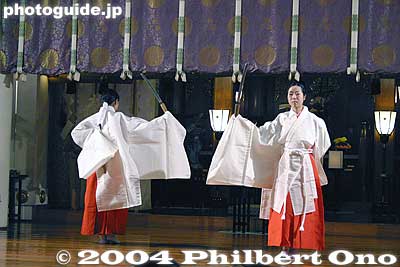 Shrine maidens perform Kentosai dance
Keywords: tokyo chiyoda-ku hie jinja shrine sanno matsuri festival sacred dance maidens