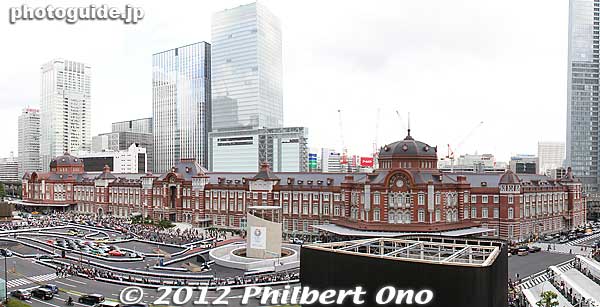 Opened in 1914, Tokyo Station is Japan's main train station and has been undergoing major renovations. The red brick station building on the Marunouchi side has been restored with the original roof domes.
Keywords: tokyo chiyoda-ku JR train station marunouchi red brick japaneki
