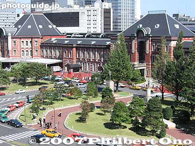 Tokyo Station, red brick building. The large center entrance also has a dome, but it is not used.　The center entrance for the public is off to the left side (very small). 赤レンガビル
Keywords: tokyo chiyoda-ku JR train station marunouchi red brick building