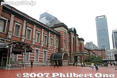 Tokyo Station Gallery entrance on left, and the Chuo-guchi central entrance's small canopy at the center.
Keywords: tokyo chiyoda-ku JR train station marunouchi red brick building