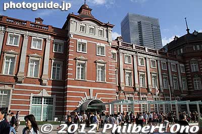 Keywords: tokyo chiyoda-ku JR train station marunouchi red brick