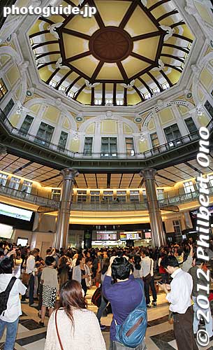 Inside Tokyo Station Marunouchi South Entrance in Oct. 2012. Hordes of people gawking and taking photos. 東京駅丸の内南口
Keywords: tokyo chiyoda-ku JR train station marunouchi red brick