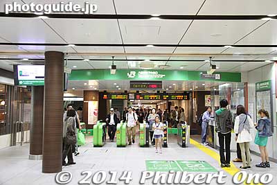 Keywords: tokyo chiyoda-ku JR train station yaesu