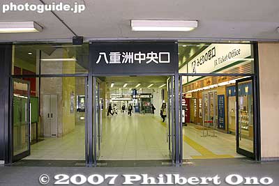 Tokyo Station Yaesu Central Entrance in 2007. 東京駅八重洲中央口
Keywords: tokyo chiyoda-ku JR train station yaesu exit entrance