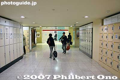 Coin-operated lockers　コインロッカー
Keywords: tokyo chiyoda-ku JR train station yaesu exit entrance
