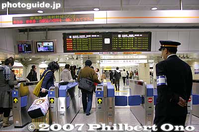 Entrance to Tokaido shinkansen tracks. 新幹線
Keywords: tokyo chiyoda-ku JR train station yaesu exit entrance shinkansen
