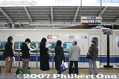 Waiting for a shinkansen train.
Keywords: tokyo chiyoda-ku JR train station yaesu exit entrance shinkansen platform