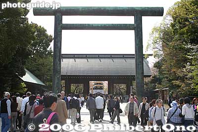 Second torii
Keywords: tokyo chiyoda-ku yasukuni shrine jinja war military museum torii