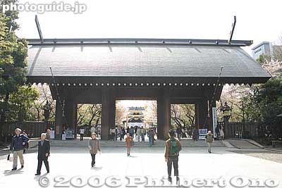 Gate built in 1934. 神門
Keywords: tokyo chiyoda-ku yasukuni shrine jinja war military museum