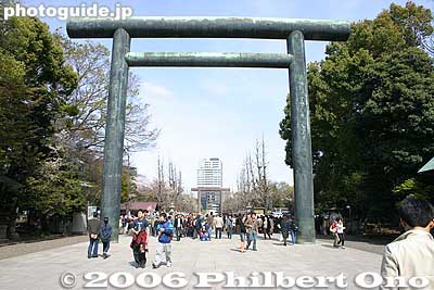 Back view of second torii
Keywords: tokyo chiyoda-ku yasukuni shrine jinja war military museum torii