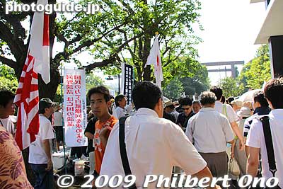 From Kudanshita Station to the first torii, the path is jammed with political activists not even related to the war or shrine.
Keywords: tokyo chiyoda-ku yasukuni shrine jinja