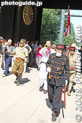 On Aug. 15 at Yasukuni Shrine, you can see former soldiers and nationalists dressed in military uniform marching in the shrine.
Keywords: tokyo chiyoda-ku yasukuni shrine jinja