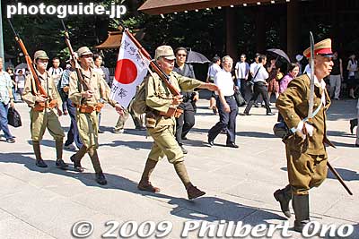On Aug. 15 at Yasukuni Shrine, you can see former soldiers and nationalists dressed in military uniform marching in the shrine.
Keywords: tokyo chiyoda-ku yasukuni shrine jinja