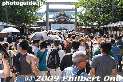 Worshippers at Yasukuni Shrine on Aug. 15.
Keywords: tokyo chiyoda-ku yasukuni shrine jinja 