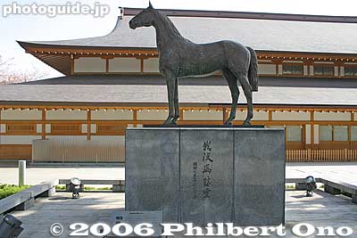 Memorial for military horses which died.
Keywords: tokyo chiyoda-ku yasukuni shrine jinja war military museum horse