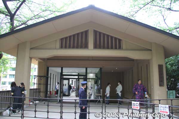Shrine building used by the sumo wrestlers as their dressing room.
Keywords: tokyo Chiyoda-ku Yasukuni Shrine sumo