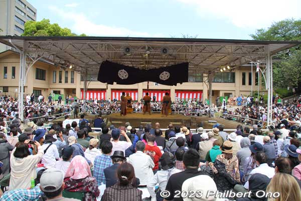 The sumo exhibition started at 8:30 am and ended at around 3 pm. It included demonstrations of comical sumo, sumo taiko drum beating, and ring-entering ceremonies by Juryo and Makunouchi Division wrestlers including Yokozuna Terunofuji. Free admission.
Keywords: tokyo Chiyoda-ku Yasukuni Shrine sumo