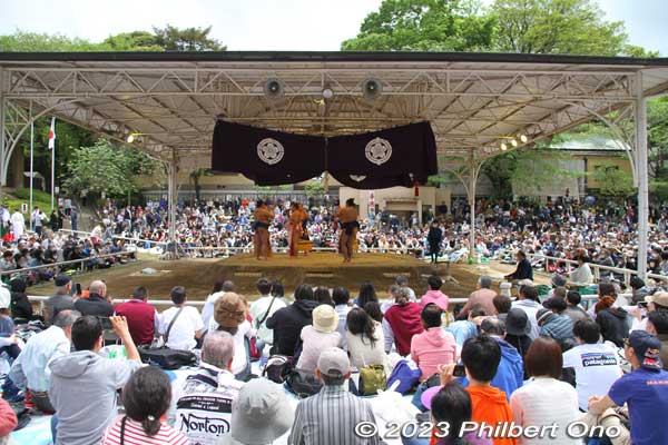When I arrived, they were performing the sumo jinku folk singing. 相撲甚句
Keywords: tokyo Chiyoda-ku Yasukuni Shrine sumo