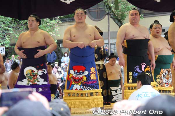 The ring-entering ceremony is when you can see the designs on the wrestlers' colorful ceremonial aprons.
Keywords: tokyo Chiyoda-ku Yasukuni Shrine sumo