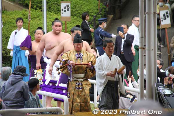 Yokozuna Terunofuji heads to the sumo ring to perform his dohyo-iri ring-entering ceremony.
Keywords: tokyo Chiyoda-ku Yasukuni Shrine sumo