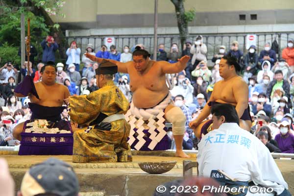 Yokozuna Terunofuji performing the dohyo-iri ring-entering ceremony. He was absent in the last four tournaments. Finally back in the ring.
Keywords: tokyo Chiyoda-ku Yasukuni Shrine sumo