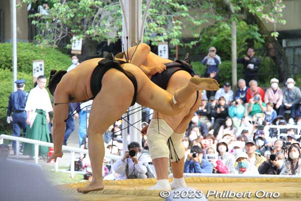 Yokozuna Terunofuji wins his match.
Keywords: tokyo Chiyoda-ku Yasukuni Shrine sumo