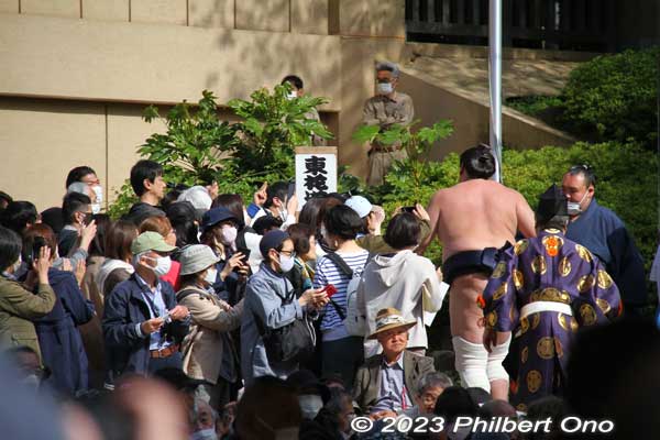 Yokozuna Terunofuji returns to his dressing room.
Keywords: tokyo Chiyoda-ku Yasukuni Shrine sumo