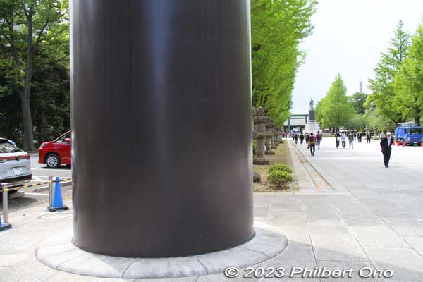 Base of the black torii. Pretty new paint job.
Keywords: tokyo Chiyoda-ku Yasukuni Shrine