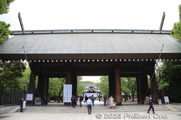 Main shrine straight ahead. The outdoor sumo arena is on the right of  the main shrine.
Keywords: tokyo Chiyoda-ku Yasukuni Shrine sumo